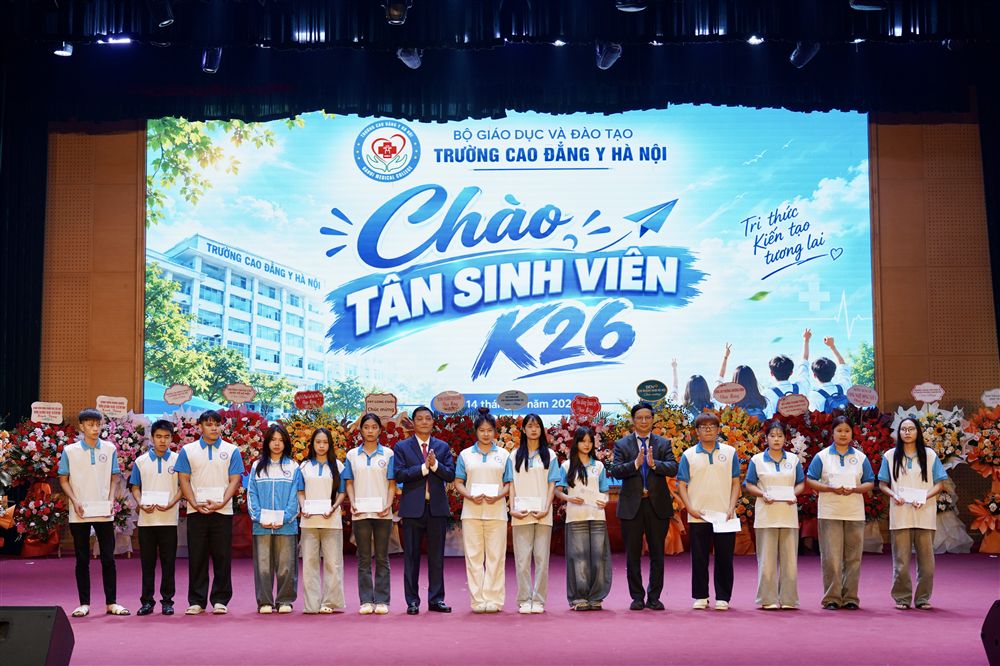 TRƯỜNG CAO ĐẲNG Y HÀ NỘI TƯNG BỪNG CHÀO ĐÓN TÂN SINH VIÊN KHÓA K26
