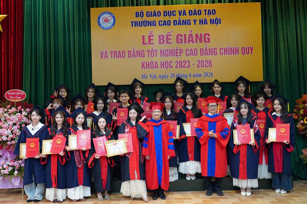  Lễ bế giảng và trao bằng tốt nghiệp cho sinh viên tốt nghiệp khoá học 2023 – 2026 Trường Cao đẳng Y Hà Nội
