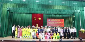 Tập thể cán bộ giảng viên nhà trường 